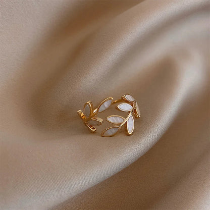 Bague ajustable feuille en opale blanche Pure